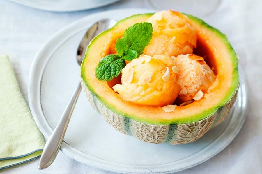 фруктовый салат киви банан яблоки апельсин. как называются дыни приготовленные ко дню рождения. канапе арбуз дыня. цвет дыни. дыня канталуп.