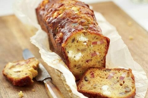 Cake chèvre, noisettes et lardons