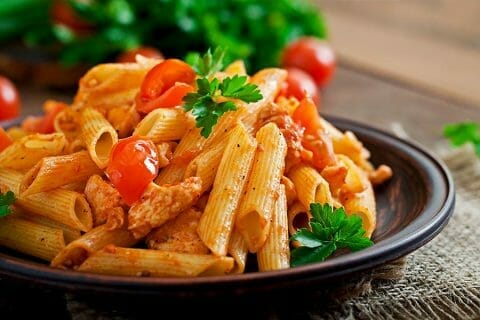 Pennes au poulet, tomates et champignons