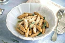 Capunsei au beurre de sauge – Gnocchi de pain au Thermomix