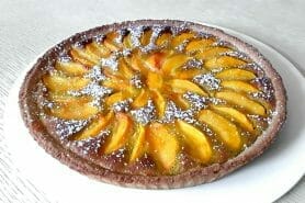 Tarte aux pêches jaunes et pistache