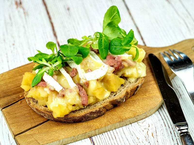 Tartines au camembert, abricots et miel