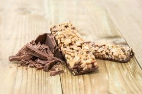 Barres de céréales à l’avoine, noisettes, banane et chocolat au Thermomix