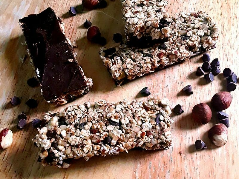 Barres de céréales à l'avoine, noisettes, banane et chocolat
