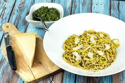 Spaghettis au pesto de menthe fraîche