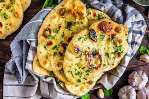 Naans à l?ail et à la coriandre