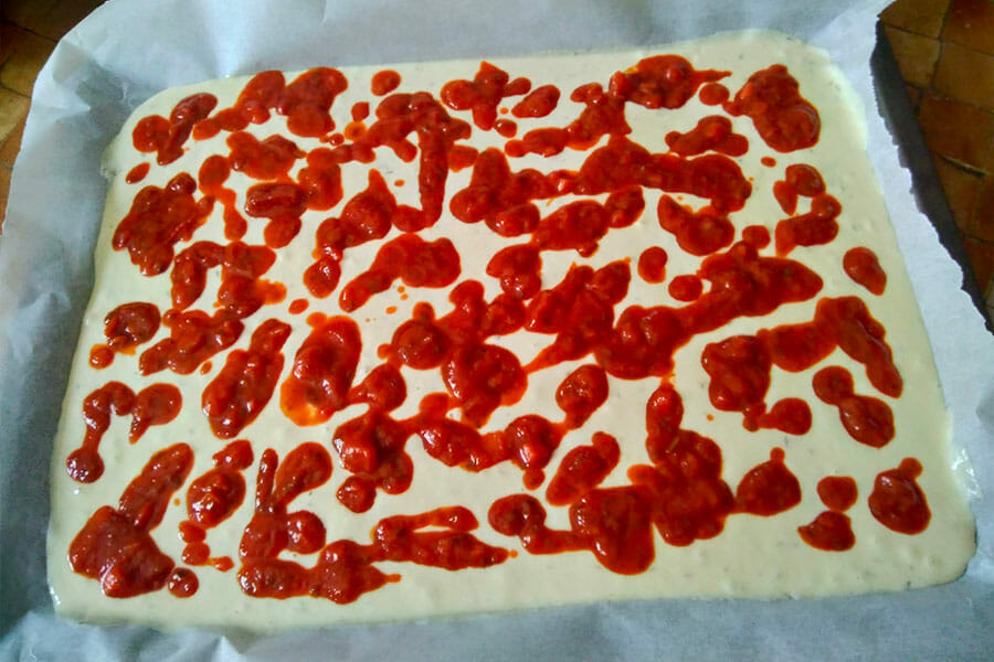 Ajout de la sauce tomate