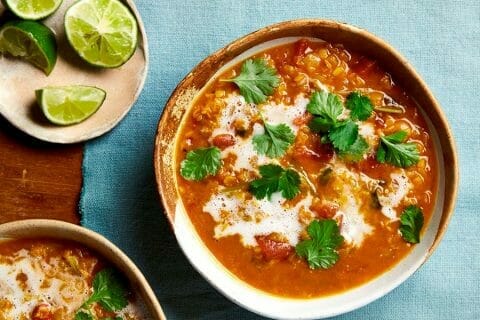 Soupe de lentilles corail au curry et lait de coco