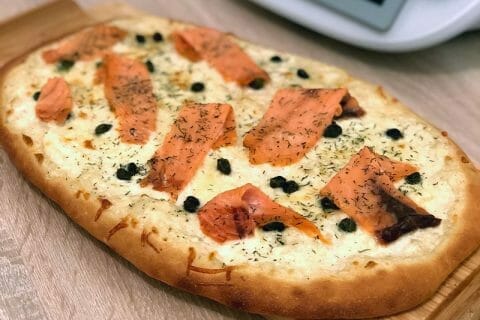 Pizza au saumon et sauce kiri
