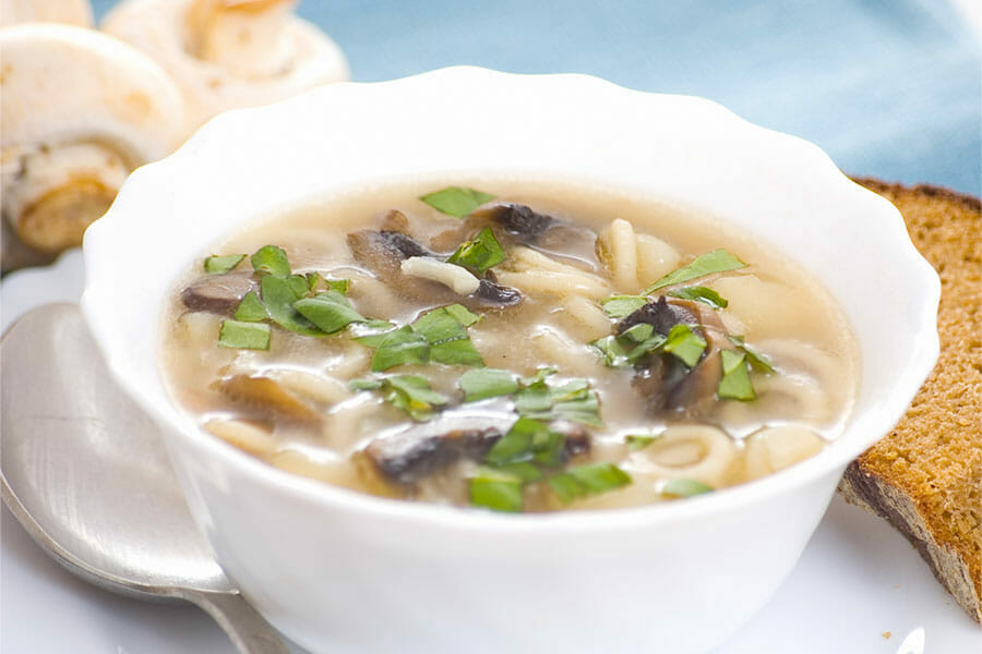 Soupe chinoise de vermicelles au poulet et champignons noirs