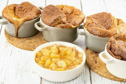 Soufflé à la fourme et chutney de poires