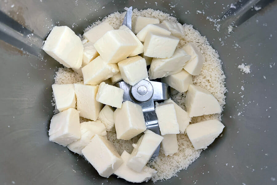 Avant le mixage de la mozarella