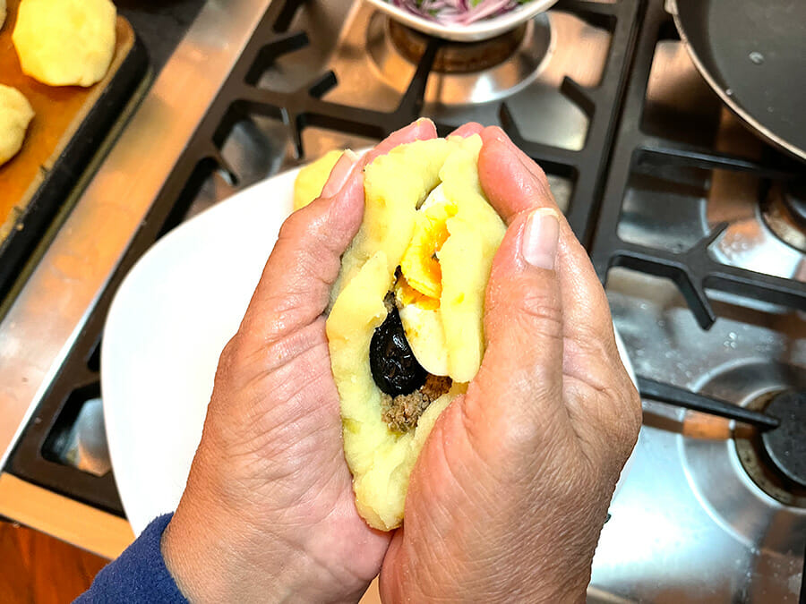 Façonnage des papas rellenas