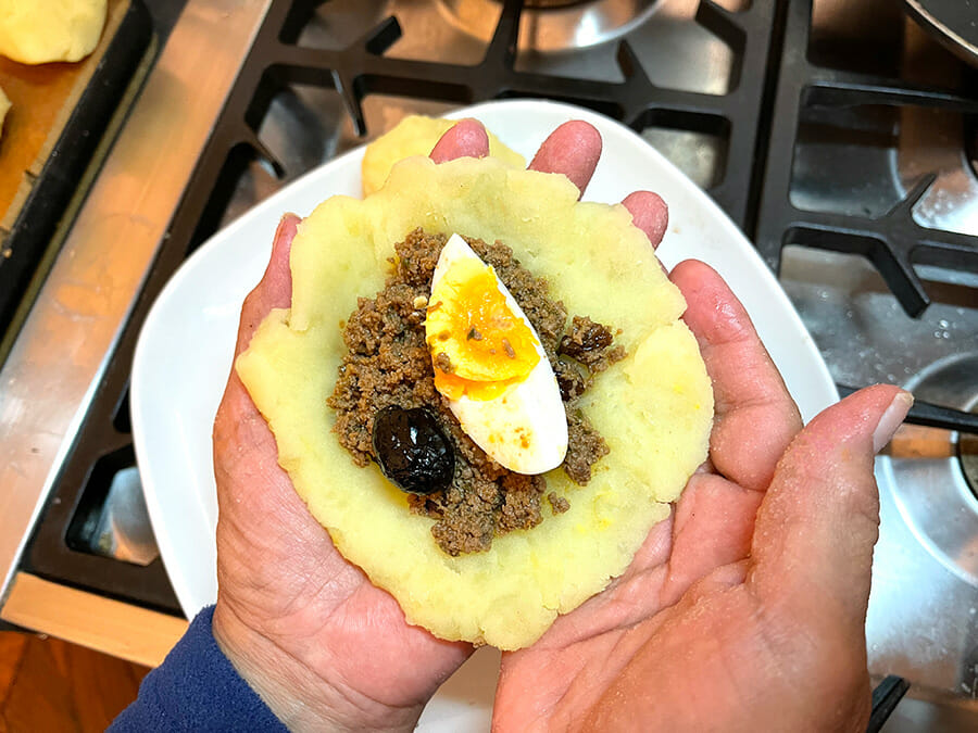 Façonnage des pommes de terre farcies