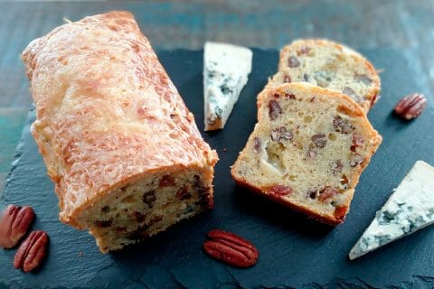 Cake à la fourme d’Ambert, noix et raisins secs