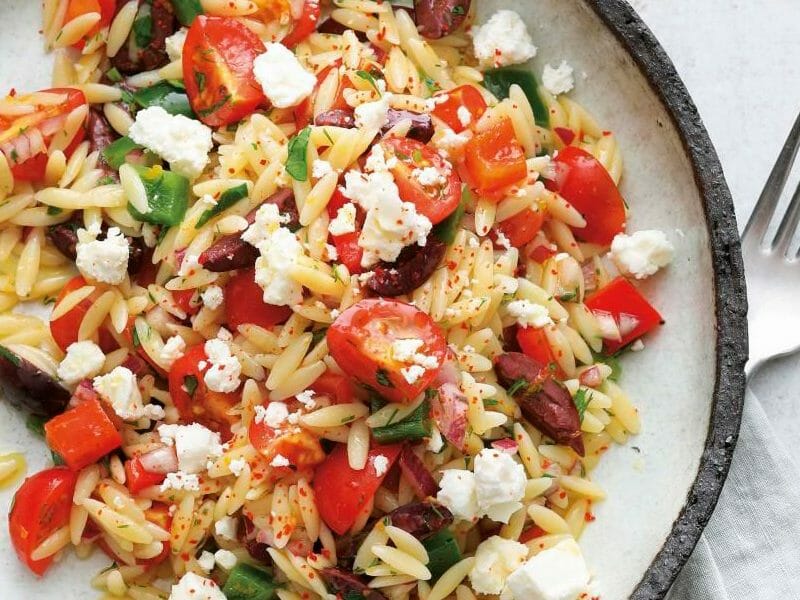 Salade de pâtes orzo, poires, herbes & graines de tournesol