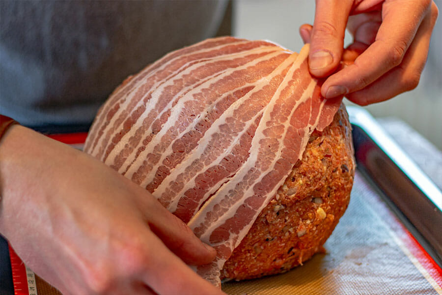 Façonnage de la bombe avec le lard