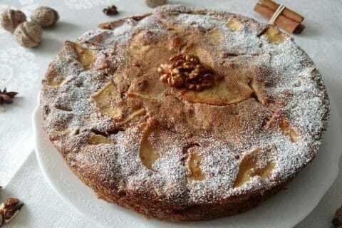 Gâteau aux pommes, noix et raisins secs