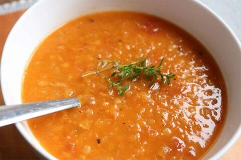 Soupe de lentilles, pois cassés et poitrine fumée