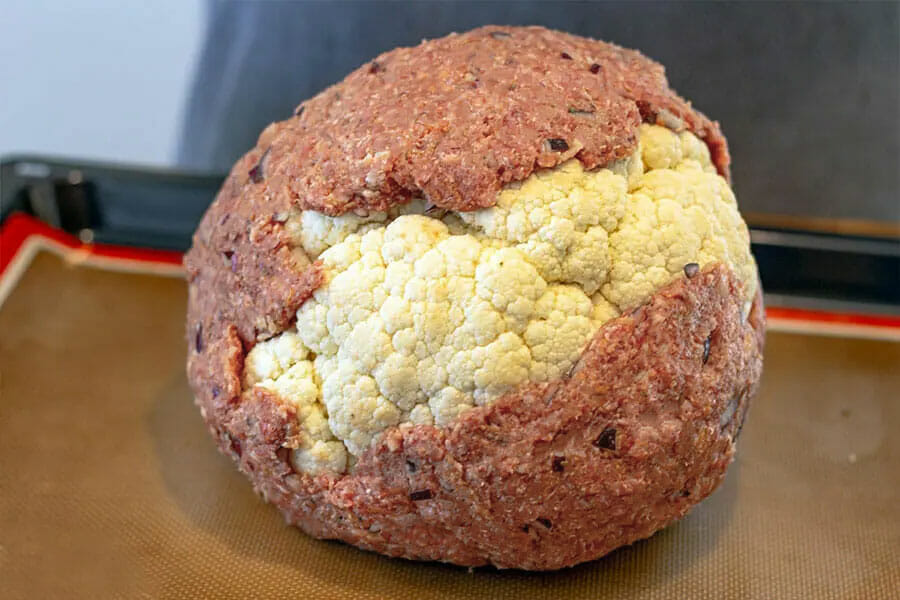 Façonnage de la bombe avec la viande hachée