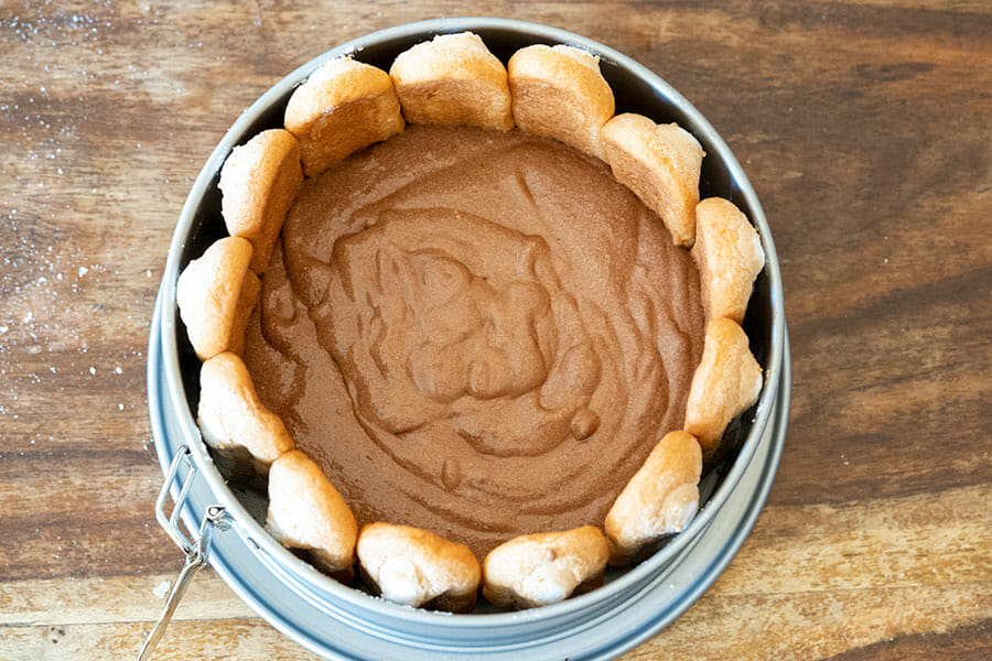 Ajout de la mousse au chocolat dans la charlotte