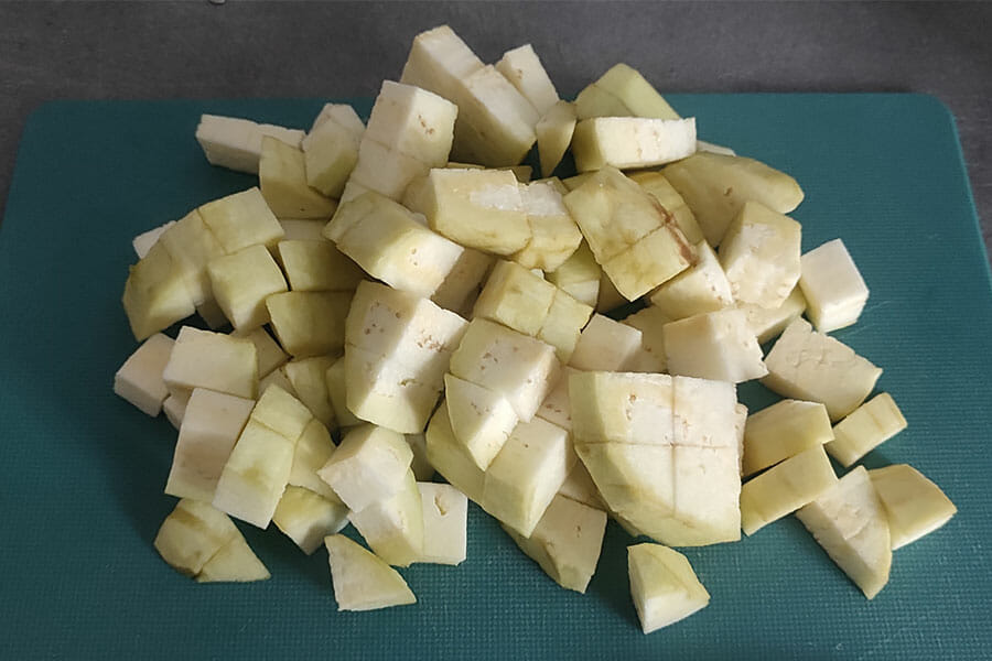 Aubergine épluchée et coupée en morceaux