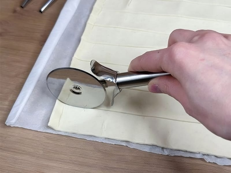 Couper la pâte feuilletée en 8 bandes