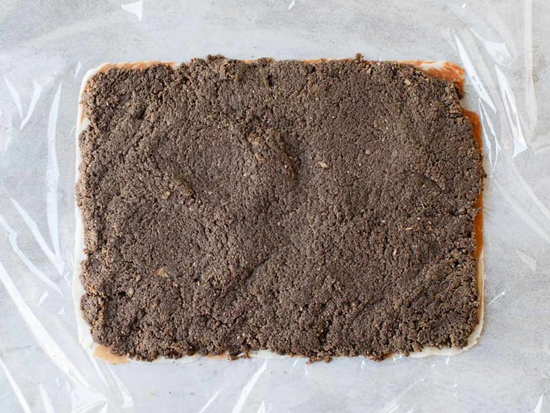 Étalement du mélange de champignons