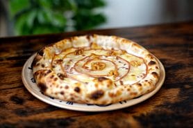 Pizza bacon, poires, gorgonzola et noix au Thermomix