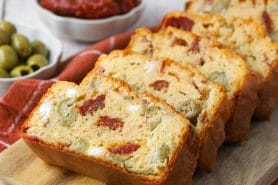 Cake tomates séchées, olives vertes et feta au Thermomix