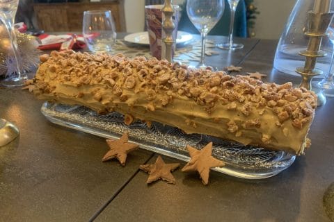 Cliquez pour zoomer ! Bûche pralinée aux éclats de noisettes caramélisés Thermomix par kikiki88