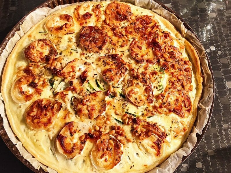 Cliquez pour zoomer ! Tarte courgettes, chèvre et pignons de pin Thermomix par Thomas Audrey