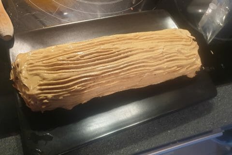 Cliquez pour zoomer ! Bûche pralinée aux éclats de noisettes caramélisés Thermomix par Leysis