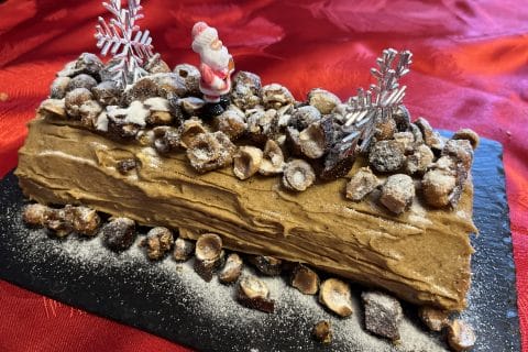 Cliquez pour zoomer ! Bûche pralinée aux éclats de noisettes caramélisés Thermomix par sophie_1401