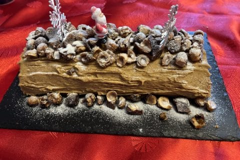 Cliquez pour zoomer ! Bûche pralinée aux éclats de noisettes caramélisés Thermomix par sophie_1401