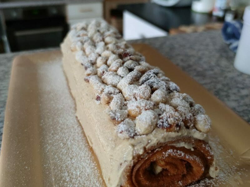 Cliquez pour zoomer ! Bûche pralinée aux éclats de noisettes caramélisés Thermomix par Gcelian