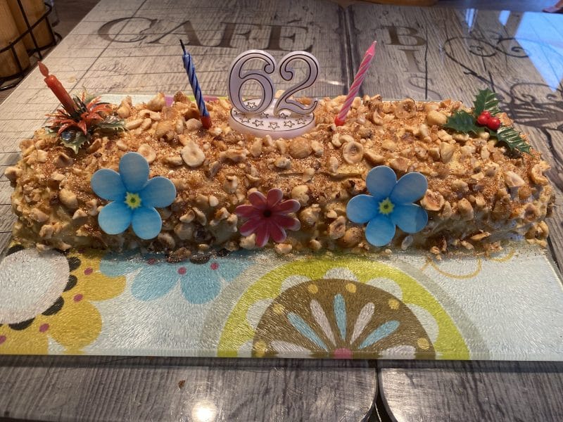 Cliquez pour zoomer ! Bûche pralinée aux éclats de noisettes caramélisés Thermomix par pauline_1224