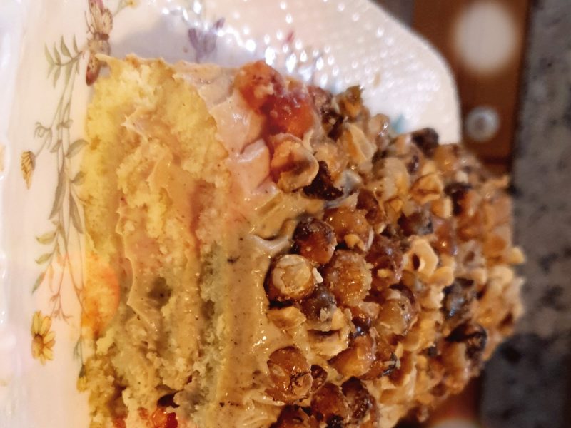 Cliquez pour zoomer ! Bûche pralinée aux éclats de noisettes caramélisés Thermomix par Rihabelm