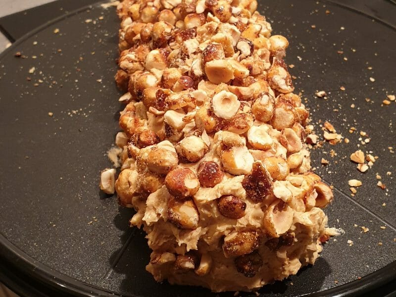 Cliquez pour zoomer ! Bûche pralinée aux éclats de noisettes caramélisés Thermomix par Marie lou