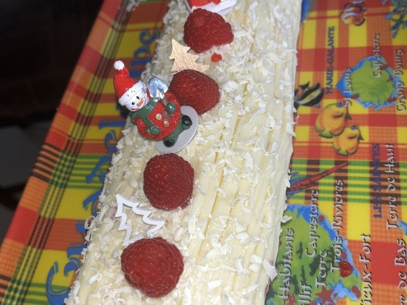 Cliquez pour zoomer ! Bûche de Noël framboises et chocolat blanc Thermomix par yasmina-catherineka