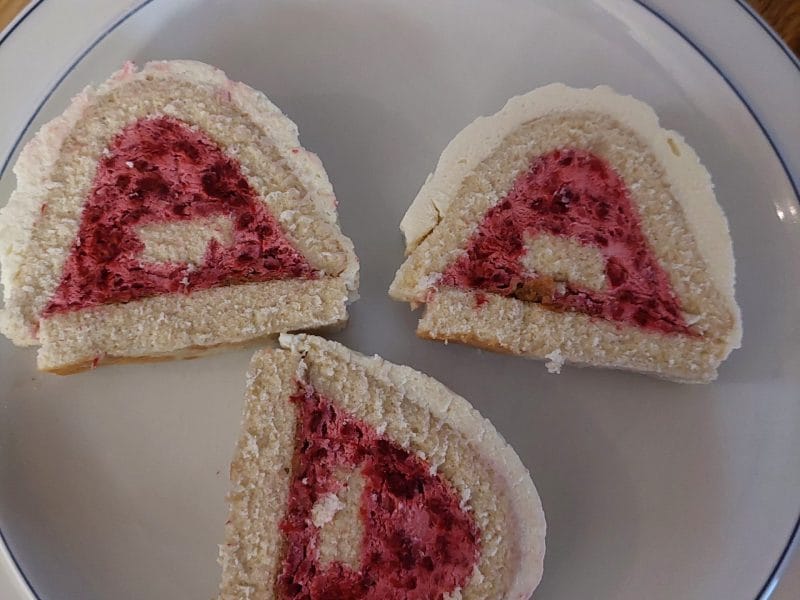 Cliquez pour zoomer ! Bûche de Noël framboises et chocolat blanc Thermomix par fany.dum