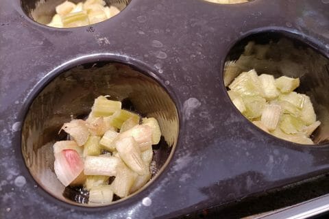 Cliquez pour zoomer ! Gâteau renversé à la rhubarbe et caramel au beurre salé Thermomix par Laeti67