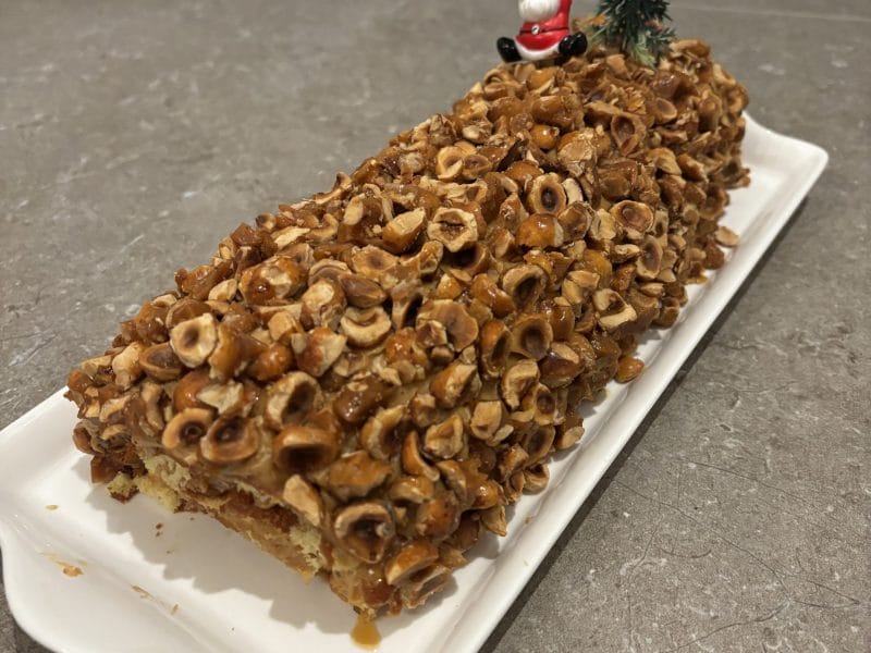 Cliquez pour zoomer ! Bûche pralinée aux éclats de noisettes caramélisés Thermomix par kacha_1