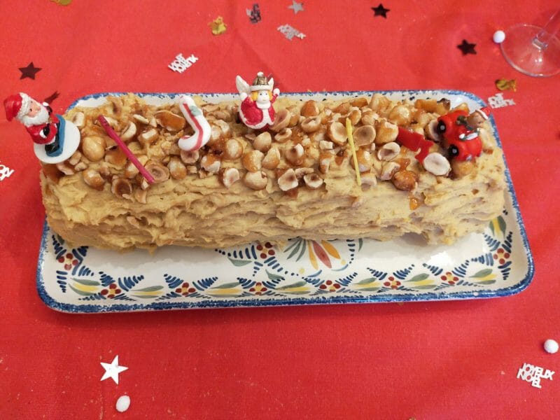 Cliquez pour zoomer ! Bûche pralinée aux éclats de noisettes caramélisés Thermomix par Marie_4