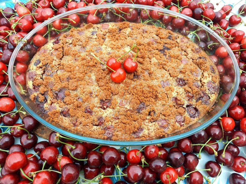 Cliquez pour zoomer ! Clafoutis cerises, noisettes et crumble spéculoos Thermomix par TitePoups