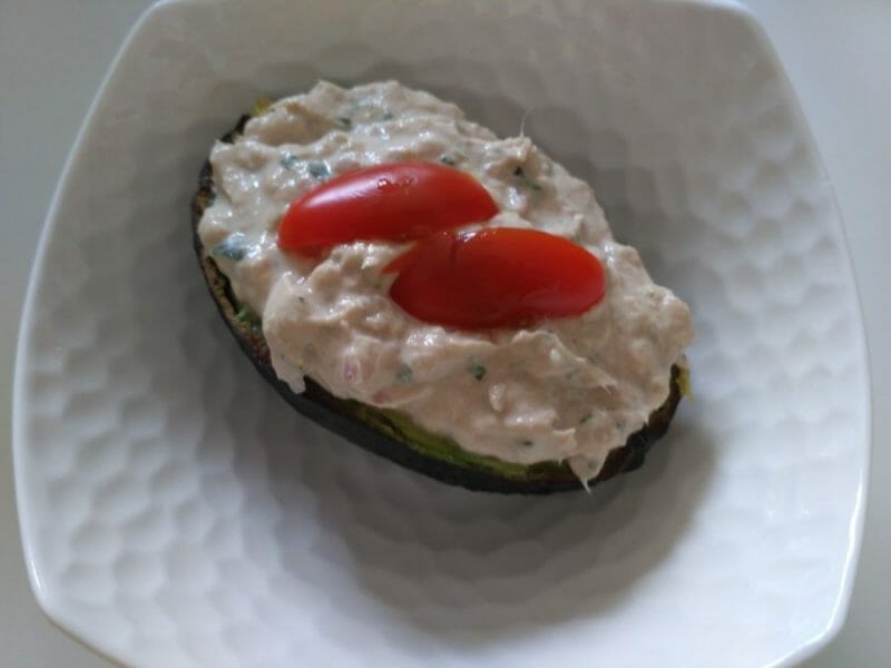 Avocats aux rillettes de thon au basilic au Thermomix Cookomix