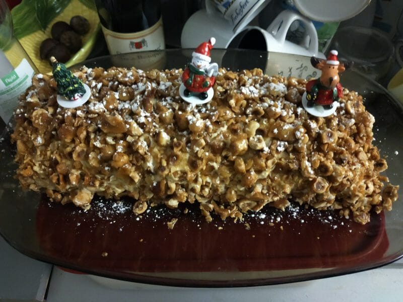 Cliquez pour zoomer ! Bûche pralinée aux éclats de noisettes caramélisés Thermomix par Kle