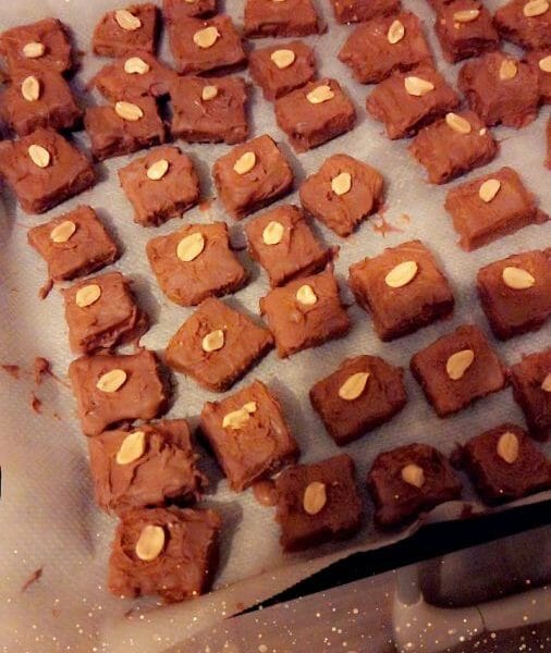 Cliquez pour zoomer ! Caramels aux cacahuètes enrobés de chocolat Thermomix par zazaou