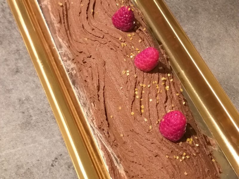 Cliquez pour zoomer ! Bûche de Noël framboises et chocolat blanc Thermomix par Titiacouz