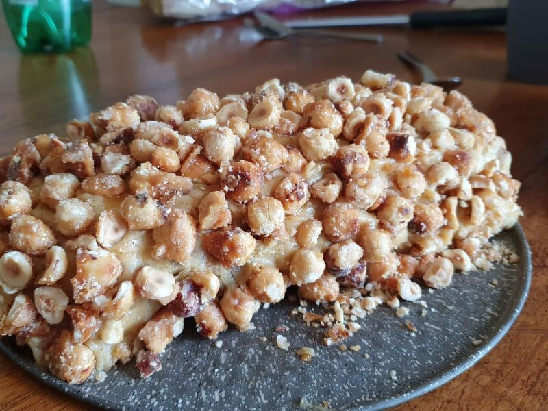 Cliquez pour zoomer ! Bûche pralinée aux éclats de noisettes caramélisés Thermomix par popo2507